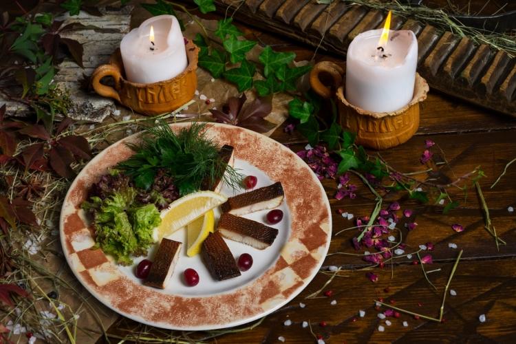 Скумбрия собственного копчения с печеным картофелем. фото Скумбрия собственного копчения с печеным картофелем. картинка