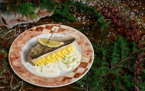 Chudskoy pike perch fillet with mashed potatoes and creamy sauce photo Chudskoy pike perch fillet with mashed potatoes and creamy sauce image