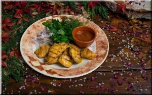 Запеченные бедрышки цыплят с соуом из томатов, шинкованным луком и свежей зеленью фото Запеченные бедрышки цыплят с соуом из томатов, шинкованным луком и свежей зеленью картинка