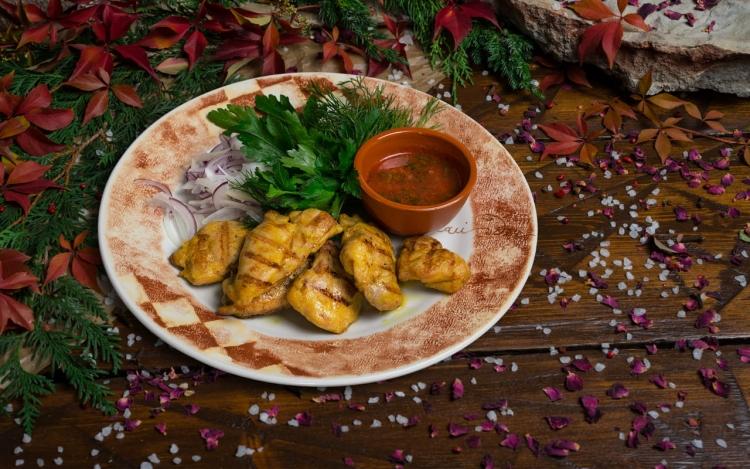 Запеченные бедрышки цыплят с соуом из томатов, шинкованным луком и свежей зеленью фото Запеченные бедрышки цыплят с соуом из томатов, шинкованным луком и свежей зеленью картинка