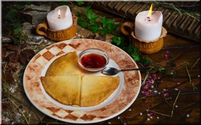 Блины с клубничным вареньем фото Блины с клубничным вареньем картинка