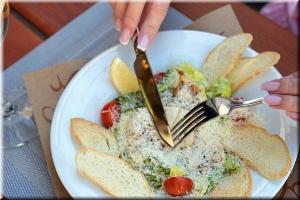 Салат Цезарь с куриной грудкой  фото Салат Цезарь с куриной грудкой  картинка