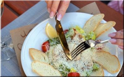 Салат Цезарь с куриной грудкой  фото Салат Цезарь с куриной грудкой  картинка
