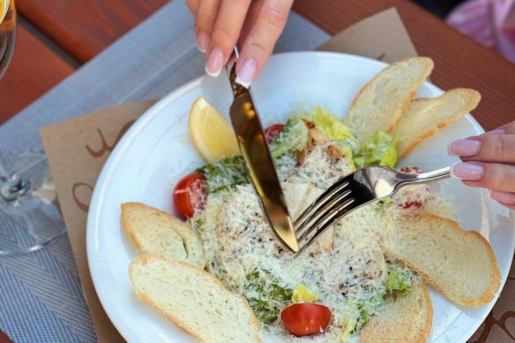 Салат Цезарь с куриной грудкой  фото Салат Цезарь с куриной грудкой  картинка