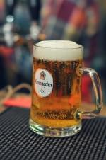 How in this heat without a glass of cold beer? картинка