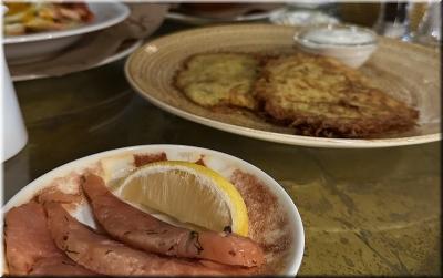 Картофельные драники с лососевыми слабой соли и сметаной фото Картофельные драники с лососевыми слабой соли и сметаной картинка