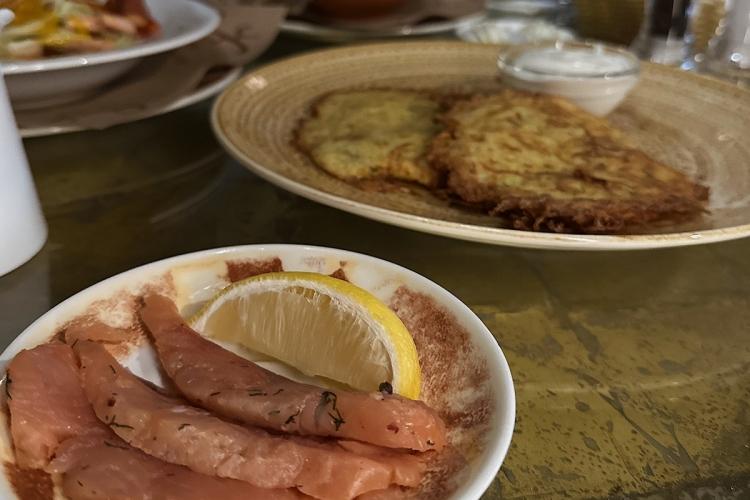 Картофельные драники с лососевыми слабой соли и сметаной фото Картофельные драники с лососевыми слабой соли и сметаной картинка