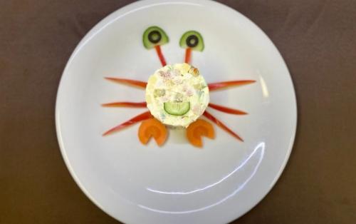 "Funny Crab" - salad with chicken and green apple. image