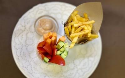 Цветные лучики с картофелем фри и соусом "Айоли" фото Цветные лучики с картофелем фри и соусом "Айоли" картинка