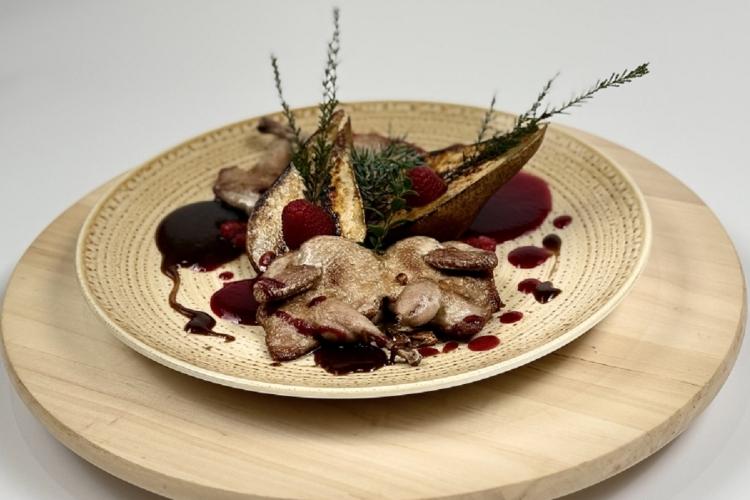 Перепелки жареные с запеченной грушей фото Перепелки жареные с запеченной грушей картинка