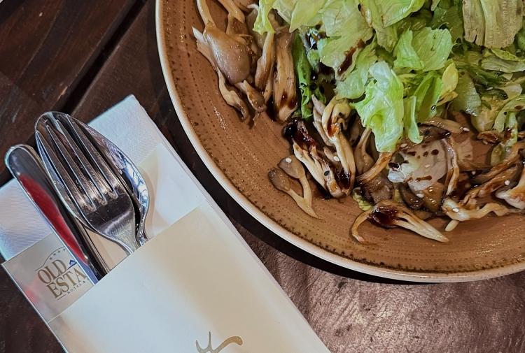 Mixed salad with Grilled Mushrooms image