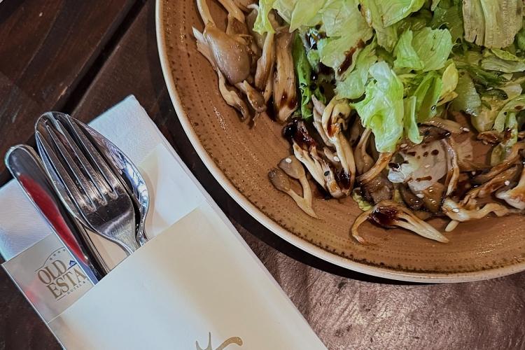 Микс салатных листьев с жареными вешенками фото Микс салатных листьев с жареными вешенками картинка