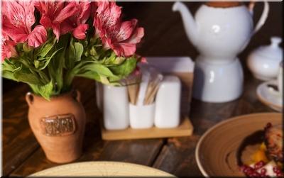 Салат с судаком, зеленым яблаком и корневым сельдереем с хреном картинка