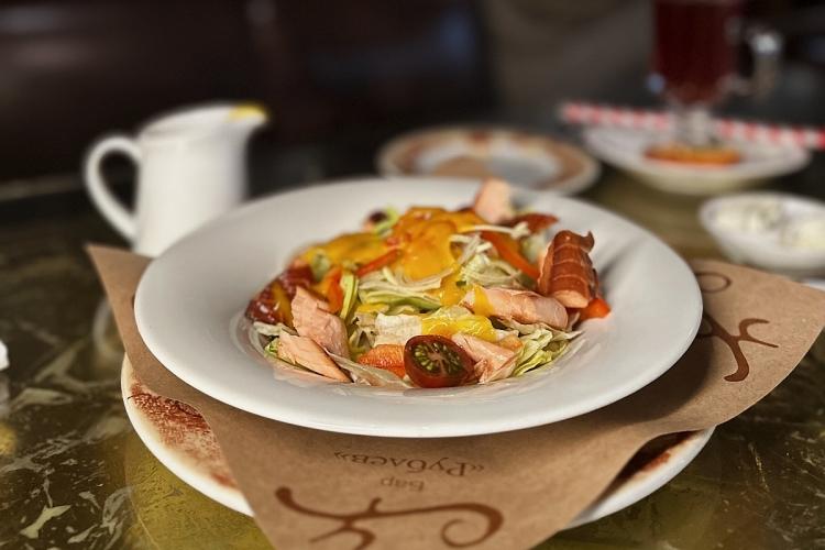 Салат с подкопченным лососем фото Салат с подкопченным лососем картинка