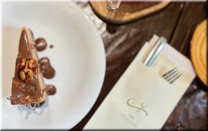 Шоколадный торт с ореховым пралине и карамелью фото Шоколадный торт с ореховым пралине и карамелью картинка