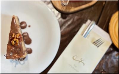 Шоколадный торт с ореховым пралине и карамелью картинка